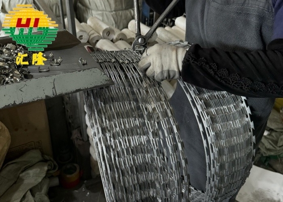 Ukraine Safety Concertina Sợi gai với BTO-10 BTO-18 BTO-16 BTO-22 BTO-30 CBT-60 CBT-65 Blades Clip mỗi xoắn ốc 0 3 5